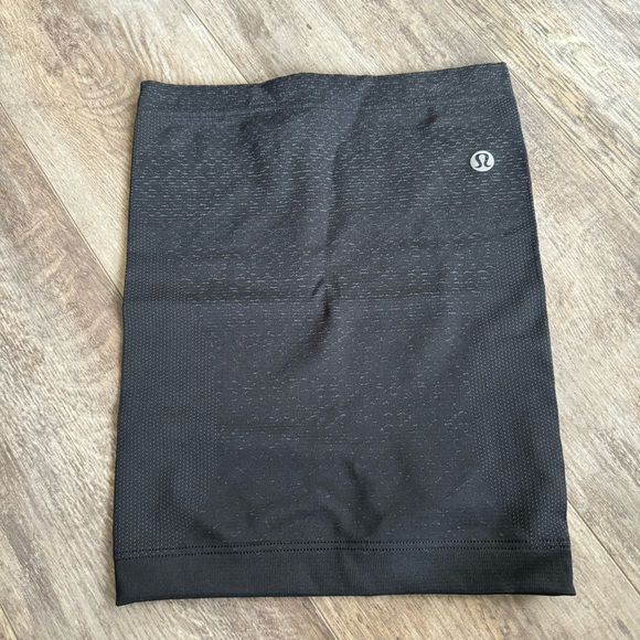 NWOT! Lululemon Seamless Neck Gaiter - One Size Color: Black/Asphalt Grey - Picture 4 of 4